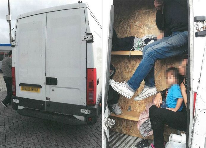 Achter de deuren zat een geheime tussenruimte met zitbanken van amper 30 cm diep om migranten bovenop elkaar te stapelen.