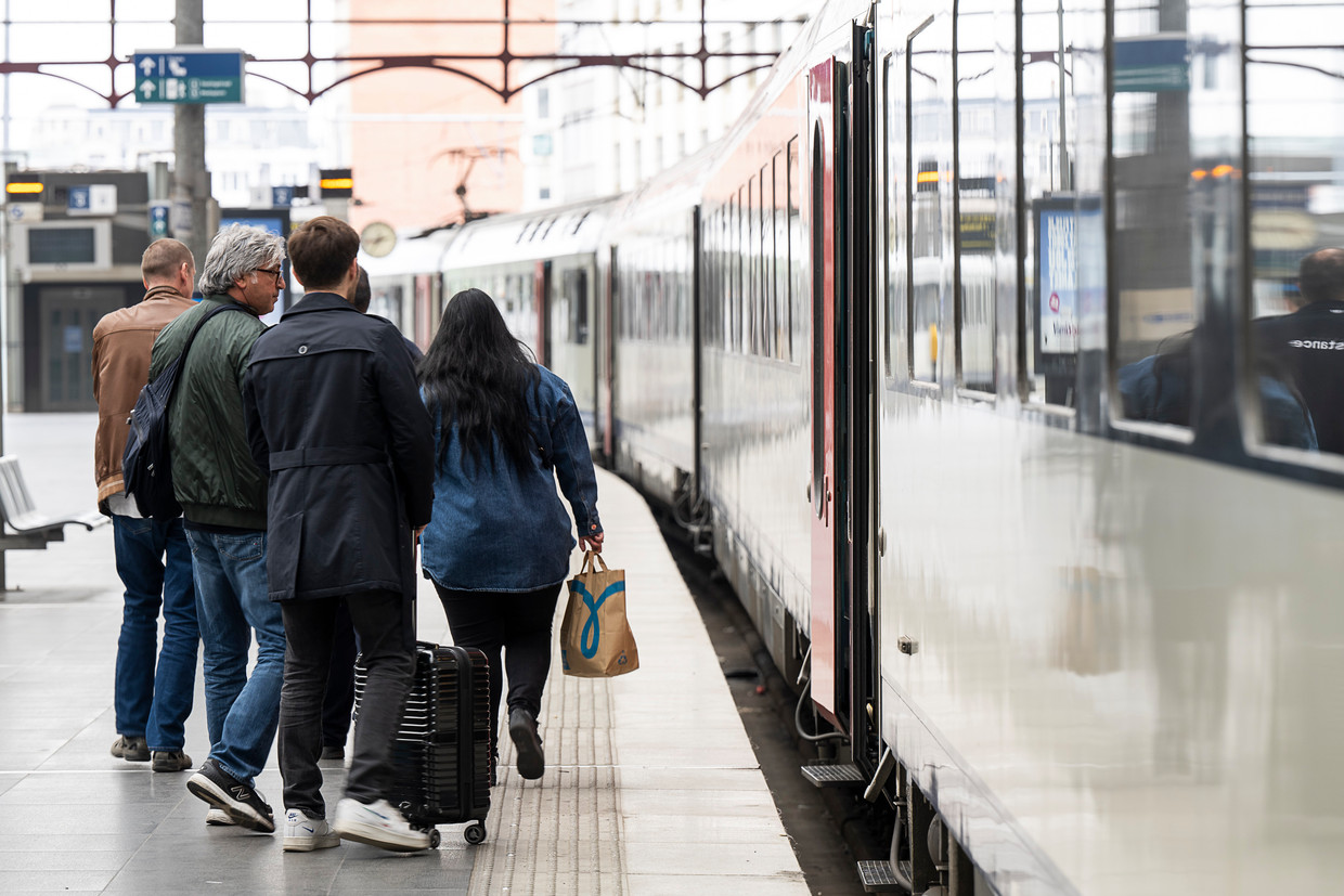Een van de perrons in Antwerpen-Centraal. 'Vooral de lijnen vanuit Antwerpen ondervinden problemen. In die regio zien we eigenlijk al langer een tekort aan rijdend personeel.' Beeld Klaas De Scheirder