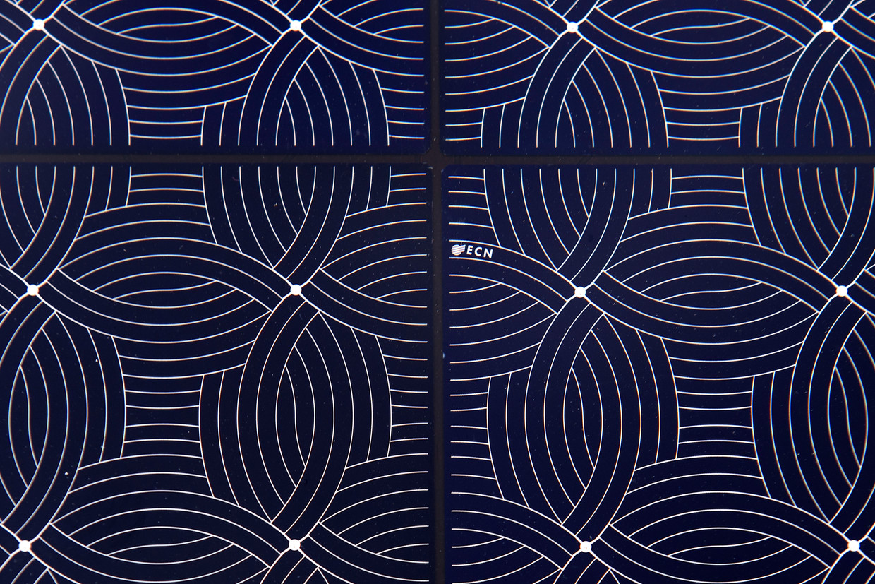 Het lijnenspel op de panelen doet denken aan een tekening van kunstenaar Escher. Bij ECN vinden ze het resultaat zo mooi dat de modellen als schilderijtjes bij de ingang van het gebouw hangen. Beeld Olaf Kraak