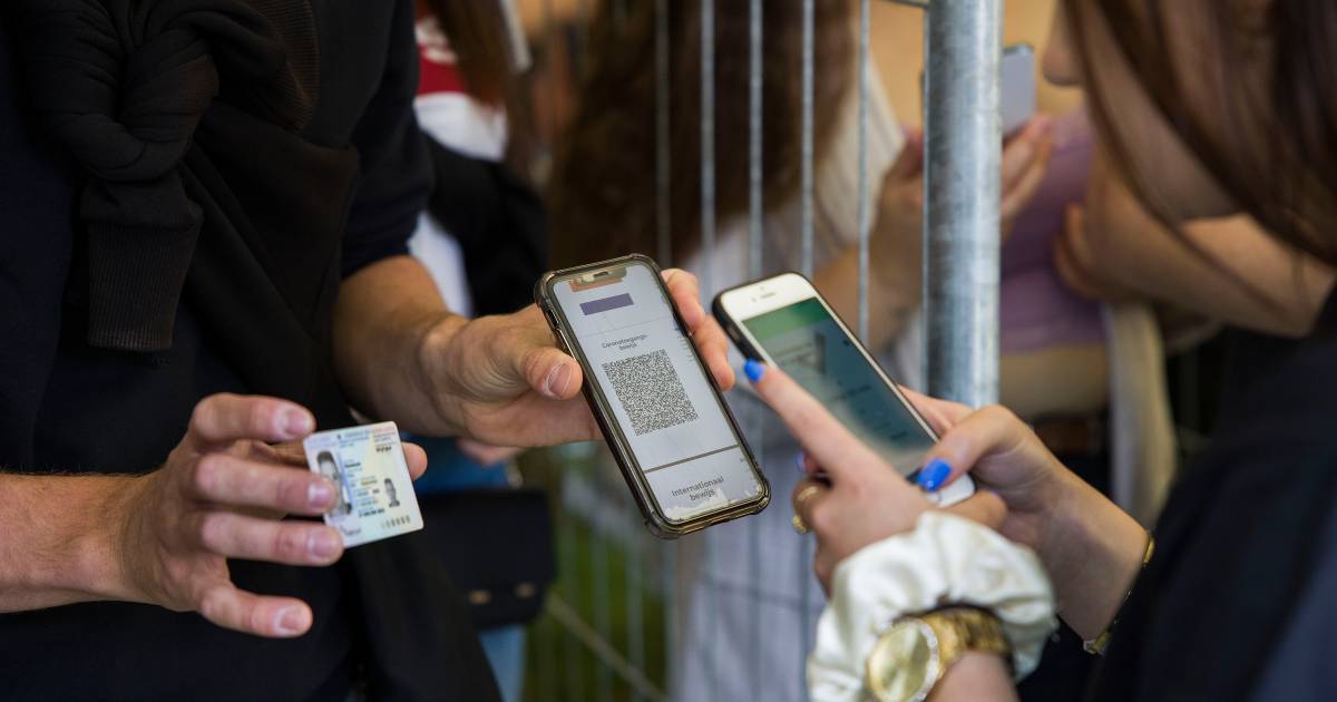 Kabinet kijkt toch naar coronapas voor horeca en recreatie: ‘Sommige sectoren hebben het keihard nodig’