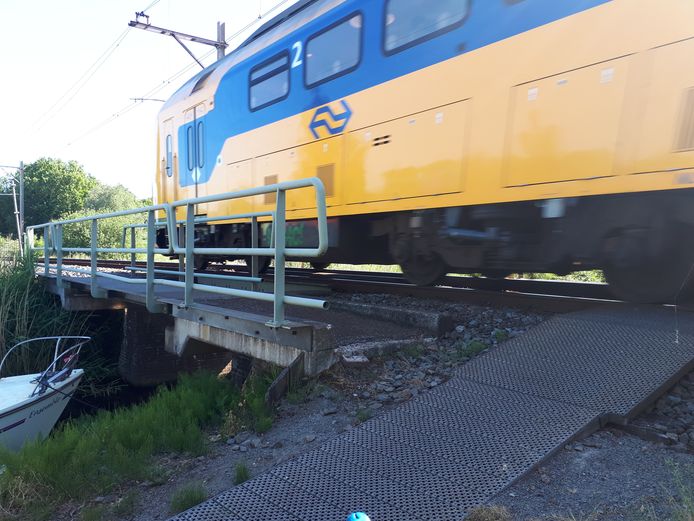 In het water van de Vliet komt een vlonder zodat wandelaars onder de spoorbrug door het wandelpad van de Vlietkade in Bodegraven kunnen uitlopen.