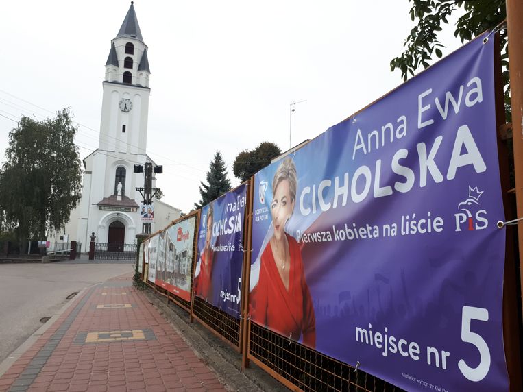 Kerkgangers kunnen de verkiezingsspandoeken van regeringspartij PiS nauwelijks over het hoofd zien. Beeld Ekke Overbeek