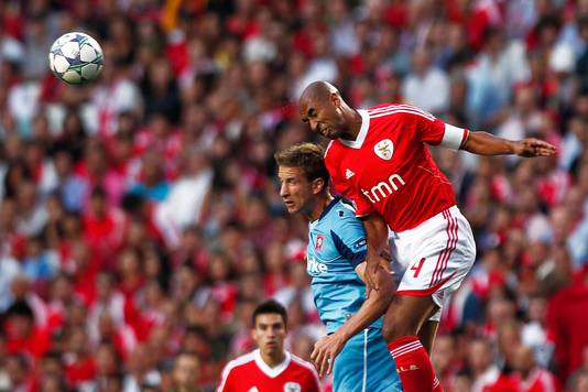 Benfica-verdediger Luisao is in de lucht te sterk voor FC Twente-spits Marko Janko.