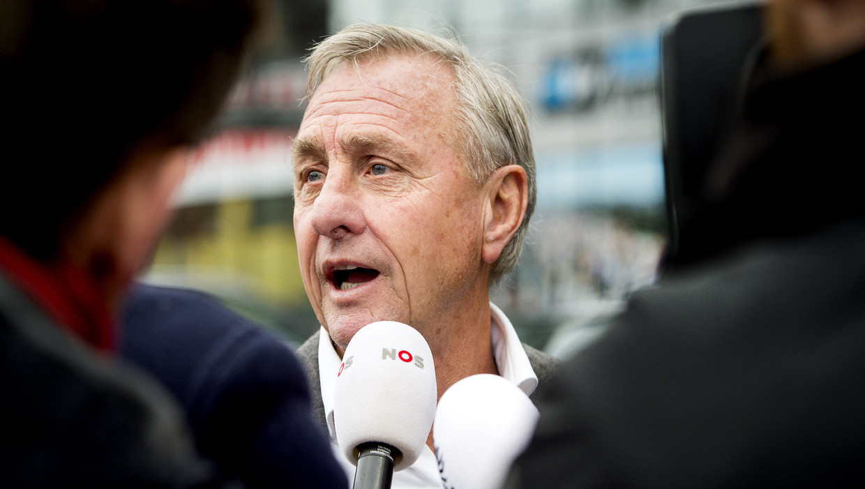 Johan Cruijff tijdens een kort persmoment. Beeld anp