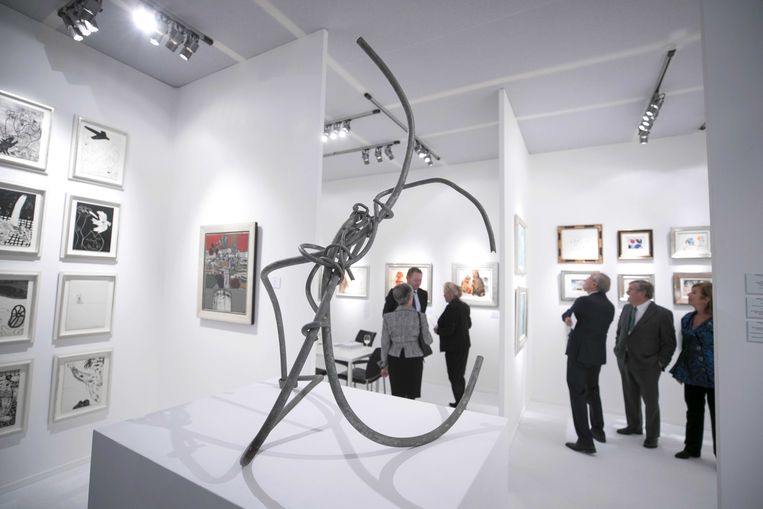  Verstrikte Vogel van Constant Nieuwenhuys tijdens de preview van de kunstbeurs TEFAF in het MECC, 2017.  Beeld ANP