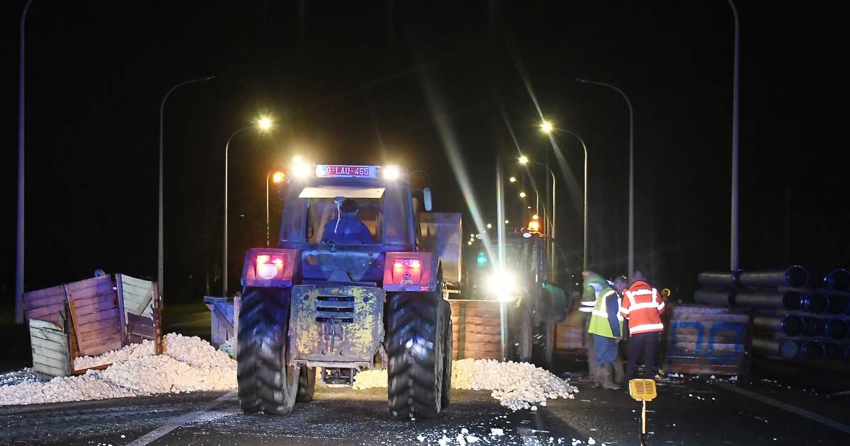 Bakken vol bloemkool donderen van aanhangwagen op Noorderring in Vlamertinge en beschadigen vier aut