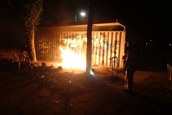 De brand woedde onder een overkapping.