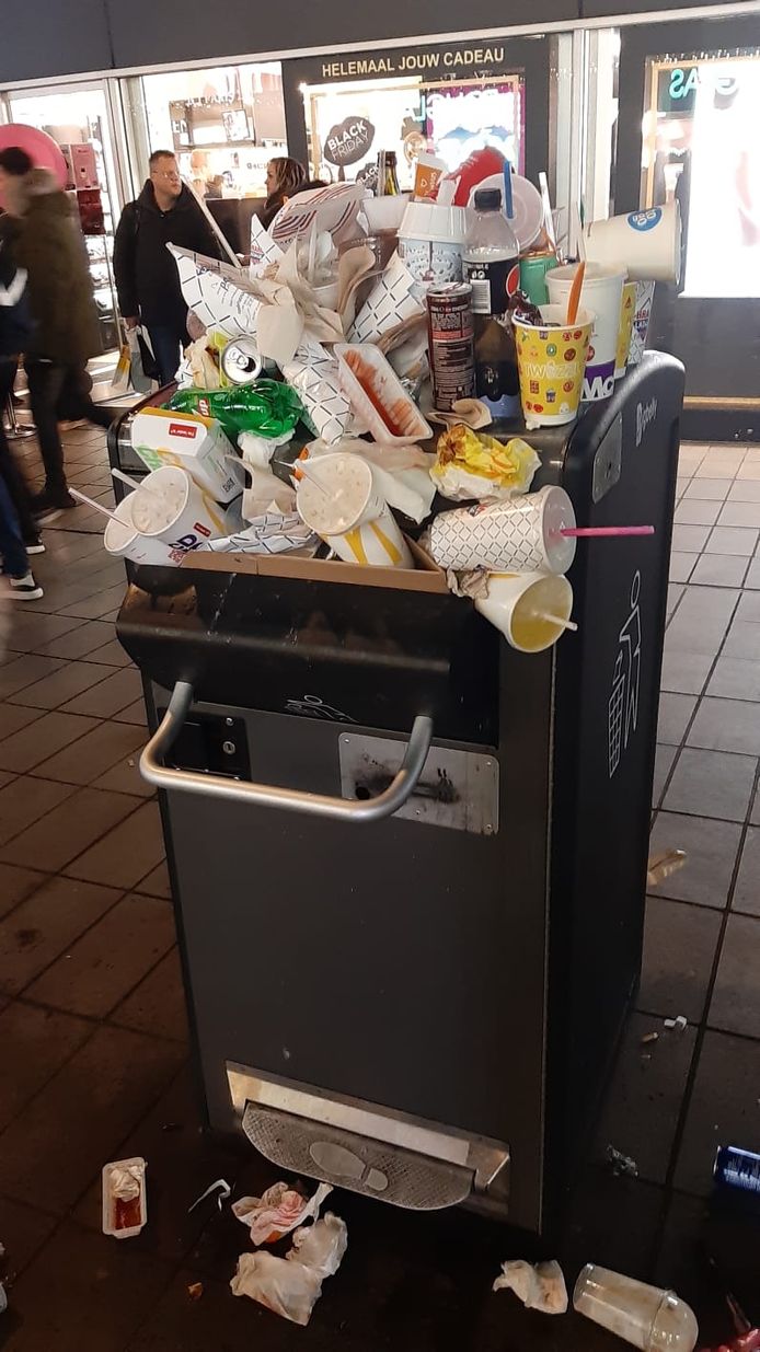 Aan de overvolle prullenbakken te zien varen ook fastfoodzaken wel bij Black Friday.