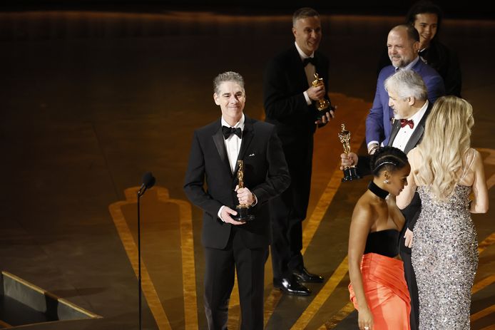 De makers van 'Top Gun : Maverick' halen hun Oscar op.