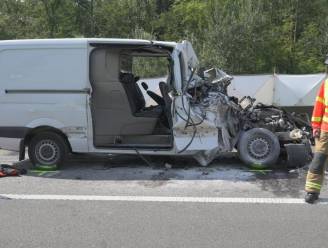 Dodelijk ongeval met bestelwagen en vrachtwagen op E313 richting Antwerpen in Ranst: snelweg weer vrijgegeven
