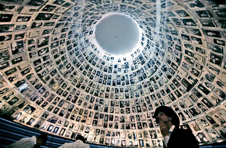 Een monument van Yad Vashem met zeshonderd portretten van Joden die omkwamen tijdens de Holocaust. Foto EPA/Abir Sultan Beeld 