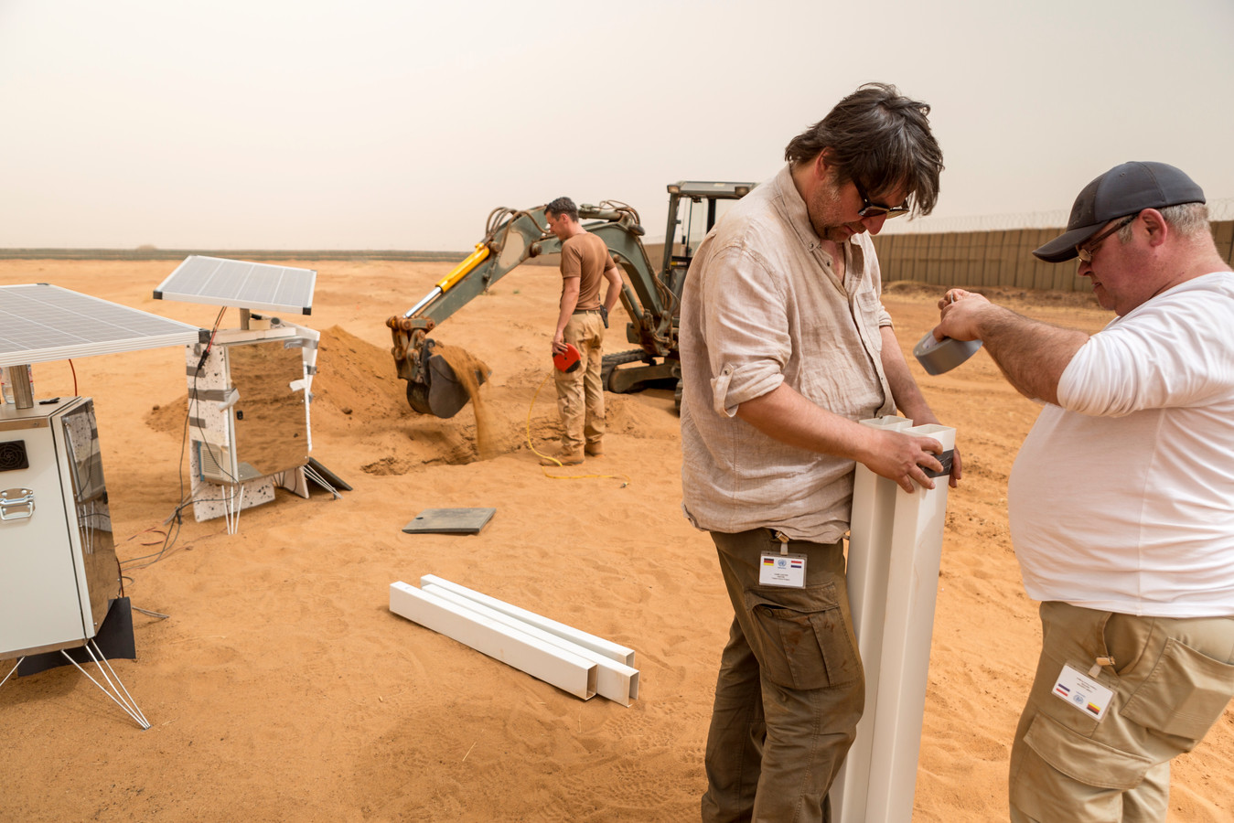 Ap Verheggen test Sunglacier in de woestijn in Mali.