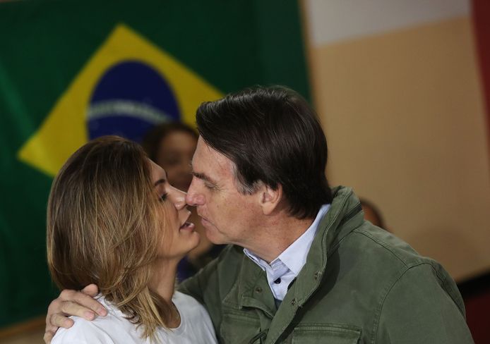 Bolsonaro kust zijn vrouw Michelle voor hij zijn stem gaat uitbrengen in Rio de Janeiro.