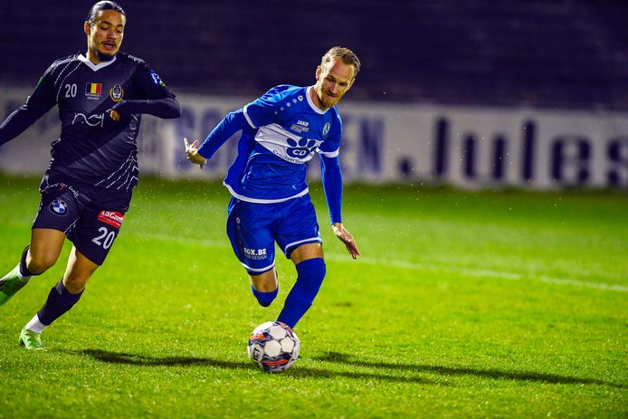 Jason Bourdouxhe probeert Anis Hadj Moussa van Olympique Charleroi te snel af te zijn.