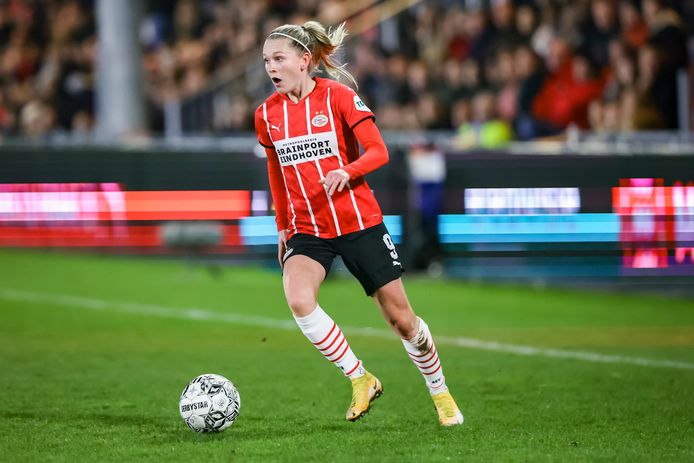 Amalie Thestrup zette PSV op voorsprong tegen Ajax, maar haar goal bleek niet genoeg.