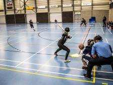Een bal die buiten over het hek zou vliegen, is bij indoorsoftbal niks waard