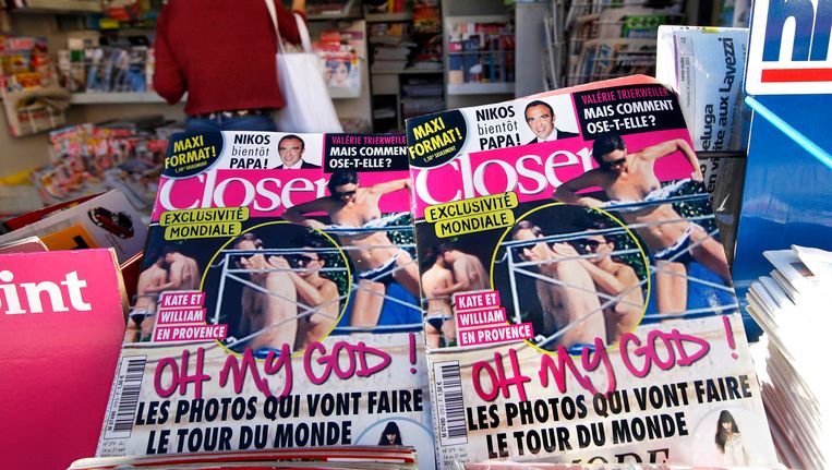 Het blad Closer, dat de foto's publiceerde, in een kiosk. Beeld REUTERS