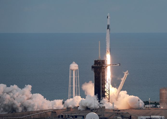 De Falcon 9-raket van SpaceX tijdens de lancering zondagavond vanaf Kennedy Space Center in Cape Canaveral (Florida).