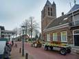 Op platte kar achter zijn oude, vertrouwde tractor wordt Adriaan naar zijn laatste rustplaats gebracht