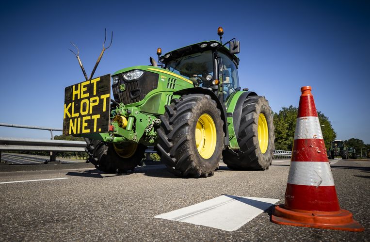 Deelnemers van een boerenprotest arriveren via snelweg A1 in Stroe. Beeld ANP /  ANP