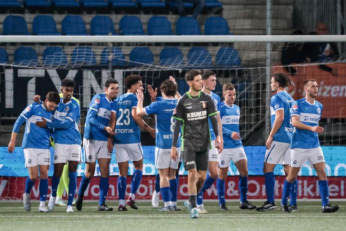 De spelers van  FC Den Bosch vieren een van de drie treffers tegen FC Dordrecht.