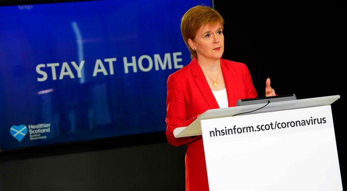 In Schotland blijft de leuze gewoon ‘blijf thuis’, aldus premier Nicola Sturgeon vanmiddag.