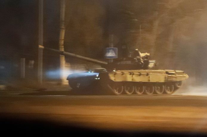 Een tank rijdt door de straten van Donetsk, de hoofdstad van het rebellengebied in Oost-Oekraïne.