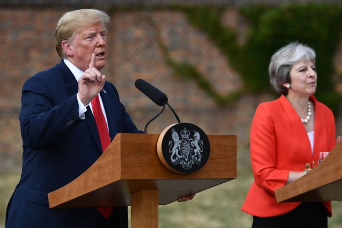 De persconferentie met de Amerikaanse president Donald Trump (l.) en de Britse premier Theresa May (r.).