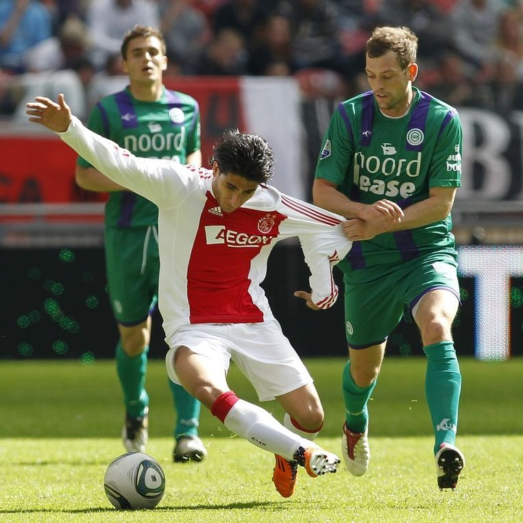 Ajax-speler Aras Ozbiliz (L) in duel met Nicklas Pedersen van FC Groningen. Foto Beeld anp