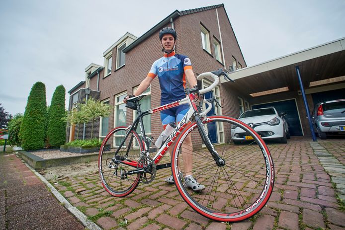 Sander Smits doet mee aan de tocht 'Terug naar Westerbork'. Hij vertrekt 18 augustus met een bus naar Polen om vandaar terug te fietsen naar Drenthe.