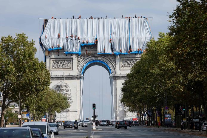 De Arc de Triomphe in de Franse hoofdstad Parijs wordt ingepakt ter ere van de overleden kunstenaar Christo.