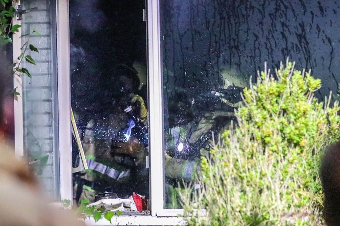 Een woning aan de Baardgras in Veenendaal is door een brand onbewoonbaar.