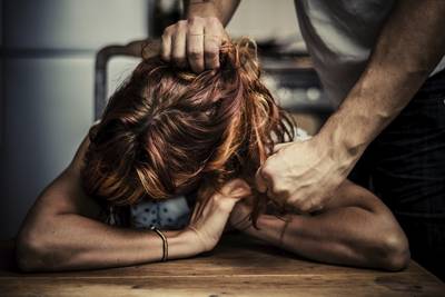 Man mishandelt zwangere vriendin en sleurt haar aan de haren door hun huis in Breda