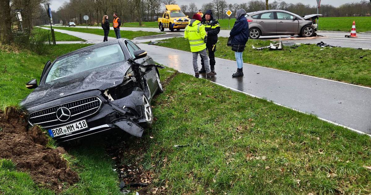 Echtpaar uit Enschede belandt in sloot bij aanrijding in Achterhoek.