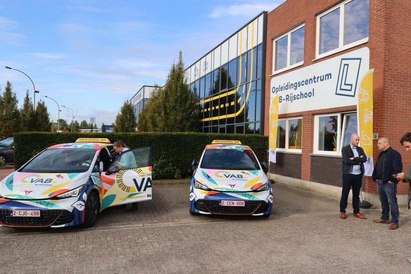 Kunstenaar fleurt eerste elektrische leswagens van VAB-rijschool op ...