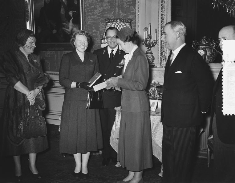 Beatrix zelf ging zo te zien in 1956 ook in het ‘stemmig’, om maar bij die mooie omschrijving uit 1985 te blijven, al mogen we haar stemming best ‘zonnig’ noemen. En toen Juliana zelf op 2 mei 1927 haar binnengeleiding beleefde, ging zij voor keurig wit. Zwart-wit of een grijstint, dat is dus wel een dingetje bij de RvS. Ook voor meereisde/meelevende ouders. Beeld Nationaal Archief