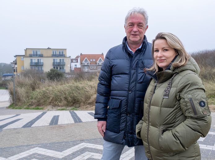 Tom en Britta Maas met op de achtergrond, het gele gebouw, hotel Nehalennia.