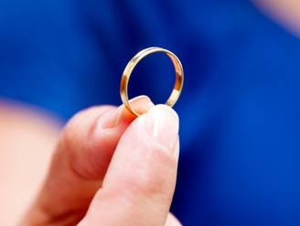 Britse vrouw na 54 jaar herenigd met verloren verlovingsring: ‘Ik was sprakeloos’