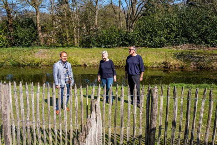 Bewoners van de Jozef Israëlsstraat in Waalwijk zijn tegen de bouw van twee villa en een brug, die achter hen moet komen. Vlnr Rop Monster en Woutje de Zeeuw en hun buurman Usman Santi.
