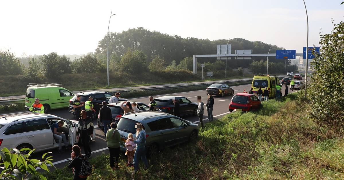 Blikschade bij kettingbotsing op de Midden-Brabantweg in Kaatsheuvel.
