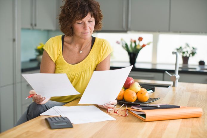 Terwijl een stel met een bepaald inkomen geld terugkrijgt, kan een alleenstaande met hetzelfde inkomen soms juist een rekening van de Belastingdienst verwachten.