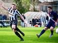 Zwen Nijeboer werkt de bal weg namens Kloosterhaar tegen Bruchterveld. De ploeg begon thuis nog wel goed aan de derby, maar na negentig minuten stond er toch 0-4 op het scorebord.