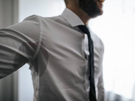 5 procent van de mensen zweet overdreven veel: dit valt er volgens dermatoloog tegen te doen