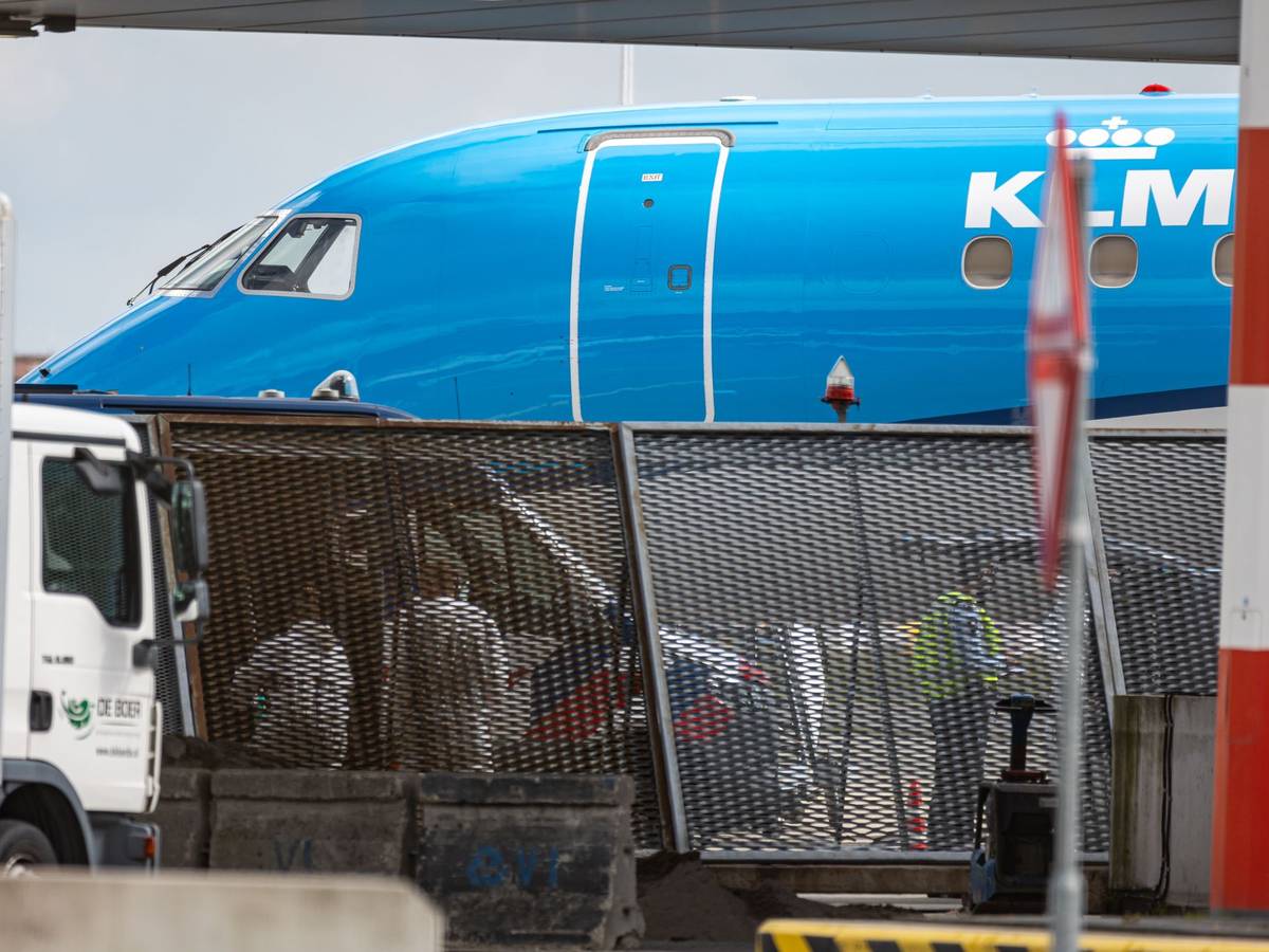 Persoon komt op Schiphol in draaiende vliegtuigmotor en overlijdt: verder  onderzoek nodig naar identiteit slachtoffer | Buitenland | hln.be