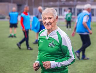 Gerard (90) is niet weg te slaan van het voetbalveld: ‘Ooit speelde ik tegen Sjaak Swart en Kees Kist’