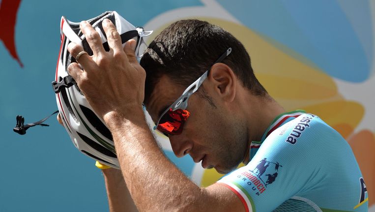 Vincenzo Nibali, winnaar van de Tour de France, zet zijn helm op voor de training. Beeld afp