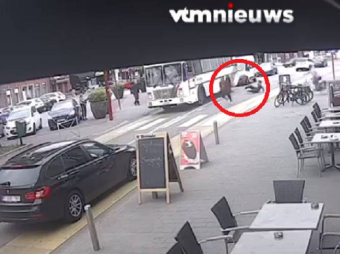 VIDEO. Transmigranten ontsnappen via dakraam uit politiebus in Rijkevorsel