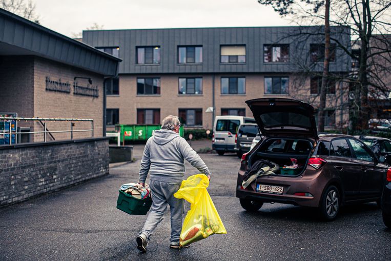 Een man haalt de spullen van een van zijn ouders weg uit het woon-zorgcentrum, oorzaak van het overlijden: Covid-19. Beeld Bas Bogaerts