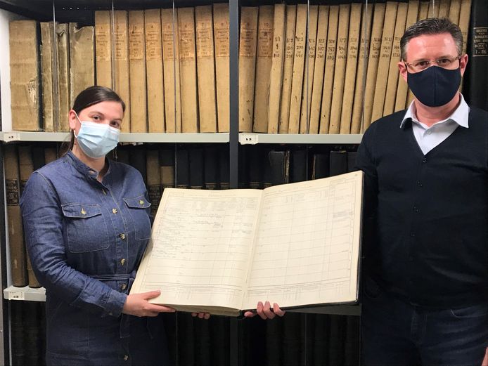 Leen Breyne en Kurt Himpe zijn blij dat de digitalisering van het Izegemse stadsarchief er op zit.