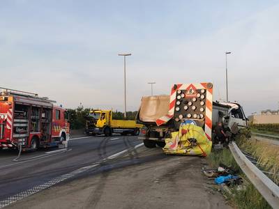 Twee wegenarbeiders zwaargewond nadat vrachtwagen inrijdt op signalisatievoertuig